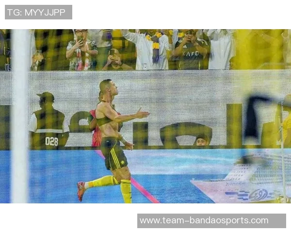 C罗头球助攻未果菲利克斯射门高出后C罗无奈敲脑门