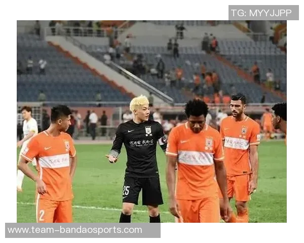 刘殿座与王大雷亲密见面,两位球员的孩子们一起享受网球乐趣 刘殿座与王大雷亲密见面,两位球员的孩子们一起享受网球乐趣