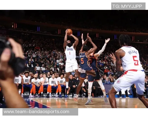 祖巴茨进攻受限难以发挥卢指导无奈回应包夹困境